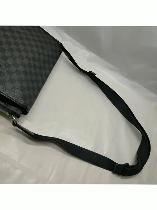 Authentic Louis Vuitton Daniel MM Damier Graphite Crossbody Bag - Picture 4 of 16